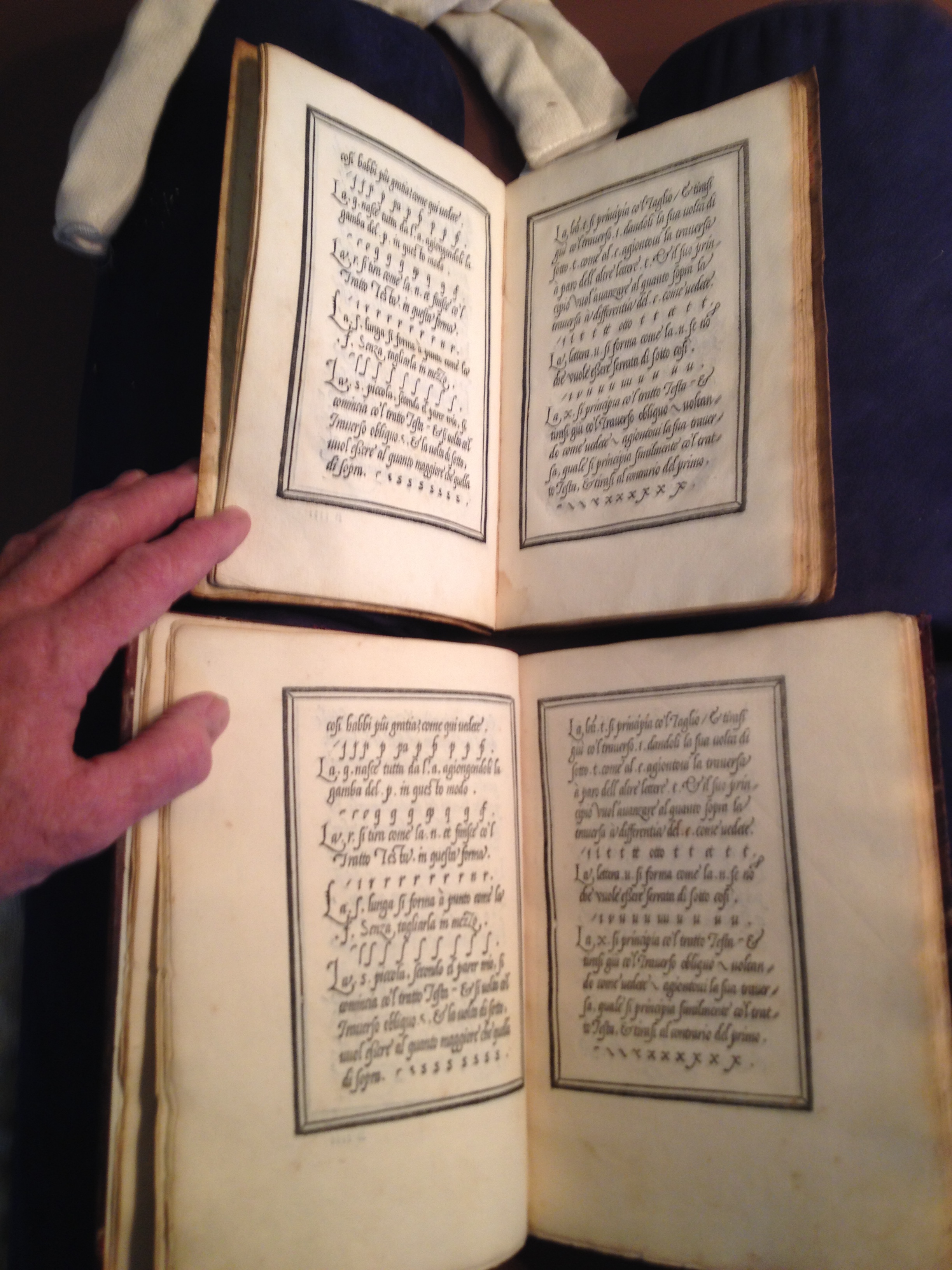 Palatino Libro nuovo d’imparare a scrivere Z43.A3 P3 1545 Fabyan (top) Rosenwald (bottom)